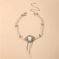 Dettaglio del choker di perle barocche con pendente in cristallo e nappe - Argento