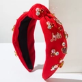 Dettaglio fascia rossa annodata con strass scintillanti e scritte Love in metallo - Rosso
