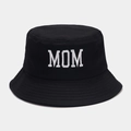 Primer plano del bordado blanco MOM en un sombrero de pescador de algodón negro fino - Bordado MOM / MOM Negro