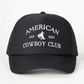 Retro zwarte truckerpet met wit American Cowboy Club borduursel op witte basis - Verstelbaar / Zwart