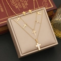 Set collana a doppio strato con croce dorata e orecchini con strass su scatola regalo - Croce