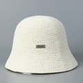 Dettaglio del cappello alla pescatora bianco intrecciato a mano con targa in metallo - M (56-58cm) / Bianco
