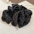 Détail de la grande pince à cheveux en tissu noir avec imprimés lune et ressort - Pince à Cheveux à Volants Imprimé Croissant Noir Blanc