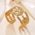 Edelstahl Armreif mit 18k Vergoldung und einem Vintage Blumen Ausschnitt Design - Vintage Durchbrochener Blumenstil (JH025) / Gold
