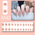 Detail von pfirsichfarbenen Kunstnägeln mit silbernem Glitzer und Goldfolien-Akzenten - Rosa Blush Verlauf Goldfolie (A542)