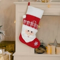 Gestrickter roter Nikolausstrumpf mit 3D-Weihnachtsmann und Karo-Mütze am Kamin - Weihnachtsmann-Strumpf