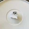 Primer plano de la pinza de pelo fantasma de acetato blanco en una bandeja blanca mínima - Mini Fantasma