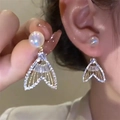 Orecchini a coda di sirena con perle e cristalli scintillanti in finitura oro - Stile Coda di Pesce Perla / Oro