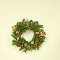 40cm Weihnachts-Naturkranz mit Kiefernzapfen, Glocken und getrockneten Zitronenscheiben - Originalmodell