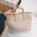 Dettaglio borsa tote in velluto a coste beige con manici in pelle e rivetti - Beige