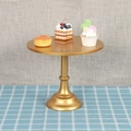 Elegante soporte para tartas de metal dorado sobre mantel de cuadros azules - Alto 30cm / Dorado