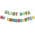 Pancarta brillante 'Last Day of Kindergarten' con letras coloridas y autobuses escolares - Pancarta Último Día de Jardín de Infantes