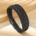 Makro-Detail des Herren-Lederarmbands mit Doppelgeflecht und schwarzem Magnetverschluss - Schwarz + Mattes Schwarz