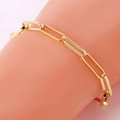 Nahaufnahme des goldenen Büroklammer-Gliederarmbands mit poliertem Metall-Finish - Armband