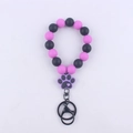 Detail von lila und schwarzen Silikonperlen Armband mit niedlichem Pfotenanhänger und D-Ring - Lila