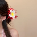 Gros plan d'une pince à cheveux fleur de plumeria portée par un mannequin pour la plage. - Pince à Cheveux (19#) / 1 Pièce / Rouge