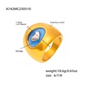 Dettaglio dell'anello a cuore placcato oro 18k con smalto blu e rilievo centrale - US 7 / Oro