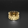 Polierter 18k vergoldeter Edelstahl Kronenring isoliert auf schwarzem Hintergrund - US 8 / Gold