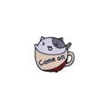 Broche en émail chaton noir et blanc dans une tasse de café avec texte Come on - Chat Noir et Blanc Come On (C1958-1)