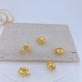 Détail de pendentifs sphériques évidés en cuivre doré avec incrustation de zircone - Doré