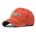 Detail der orangefarbenen Baseballkappe mit Fischgräten-Stickerei und Camouflage-Schirm - Orangerot