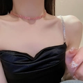 Elegante girocollo con strass rosa indossato da una modella per un look trendy e brillante - Collana / Rosa