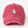 Primer plano de gorra de algodón lavado rosa con bordado de fantasma y textura detallada - Rojo