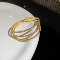 Dettaglio di un bracciale a strati incrociati dorato con micro-intarsio in zircone lucido - Stile Avvolgente a Triplo Strato Oro (12#)
