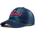 Berretto da baseball in denim lavato blu navy con ricamo Resort rosa e stelle ricamate - Regolabile / Blu Scuro (Ricamo Rosa)