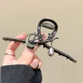 Dettaglio della molletta vintage da 13cm con luna, fiori e pendente di perla - Pinza Fiore di Primavera Luna d'Autunno [13cm]