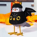 Détail de l'oiseau d'Halloween en feutre avec des ailes de chauve-souris et une cape - Style Chauve-souris / Oiseau Noir