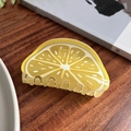 Pinza para el pelo de acrílico con diseño de limón amarillo y blanco en mesa de madera - Estilo Naranja (9cm) (A7-3-2)