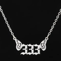 Collier en acier inoxydable argenté avec ailes d'ange et pendentif gothique numéro 888 - 333 / Acier