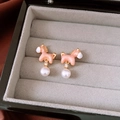 Dettaglio di orecchini pony placcati oro 18K con smalto rosa e pendenti di perle - Perno in argento 925 / Cavallo Rosa