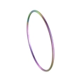 Makroaufnahme eines minimalistischen 2mm Regenbogen-Titanstahl-Armreifs mit Farbverlauf - Bunt