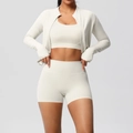 Gros plan d'un ensemble de yoga blanc cassé avec passe-pouces et short de sport gainant - Ivoire Clair