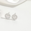 Dettaglio orecchini a cuore in argento con rilievo strutturato su sfondo di seta - Forma di Cuore / Argento