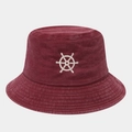 Dettaglio di un cappello da pescatore bordeaux con ricamo bianco del timone nautico - M (56-58cm) / Borgogna