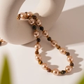 Macro di perle finte e pietre occhio di tigre con distanziatori dorati su una collana vintage - Collana di perle occhio di tigre caffè