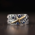 Vintage zilveren ring in meteorietstijl met gouden kruis en blauwe saffieren - Verstelbaar Open / Sterren/Retro Zilver