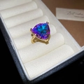 Detalle de un anillo dorado con una gran piedra preciosa triangular que cambia de color - Piedra de Cambio de Color Triángulo Oro (30#)
