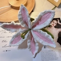 Handgestrickter Lilienstrauß in Pink und Weiß auf einem Holzsockel als Geschenk - Rosa Einzelner Zweig