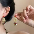 Dettaglio macro di orecchini boho con perline colorate e trama dorata su modella - Stile 6 Perno in Argento Fiore Colorato
