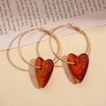 Primo piano di orecchini a cerchio dorati con pendenti a cuore in resina color ambra - Orecchini a cerchio dorati con cuore ambrato (3# Perno argento-Marrone scuro)