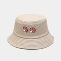 Dettaglio di un cappello da pescatore beige in tela con ricamo a fungo rosso e cuciture - M (56-58cm) / Cachi