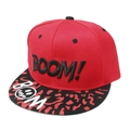 Dettaglio del cappellino snapback rosso con ricamo BOOM 3D e motivo graffiti sulla visiera - M(56-58cm) / Rosso & Nero