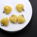 Set di cinque ciondoli a cuore giallo brillante con finitura lucida e chiusure in argento - Vetro Giallo