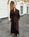 Outdoor-Aufnahme eines langen, schokoladenbraunen Trenchcoats mit Gürtel und Revers - S / Kaffeebraun
