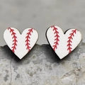 Vista macro di orecchini a cuore in legno con motivo baseball su sfondo di pietra - Baseball Bianco Cuore
