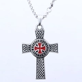 Ciondolo croce di Malta vintage in acciaio inossidabile con smalto rosso e incisione latina - Ciondolo (B1501) / Argento Antico (Senza Catena)
